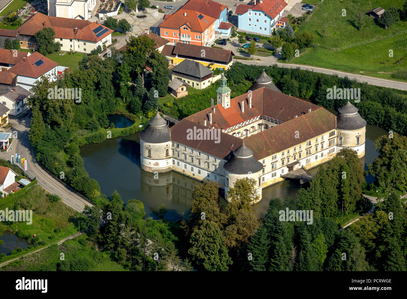 Luftaufnahme, Schloss, wasserschloss Aistersheim aus der späten Renaissance, Haidenheim, Oberösterreich, Österreich Stockfoto