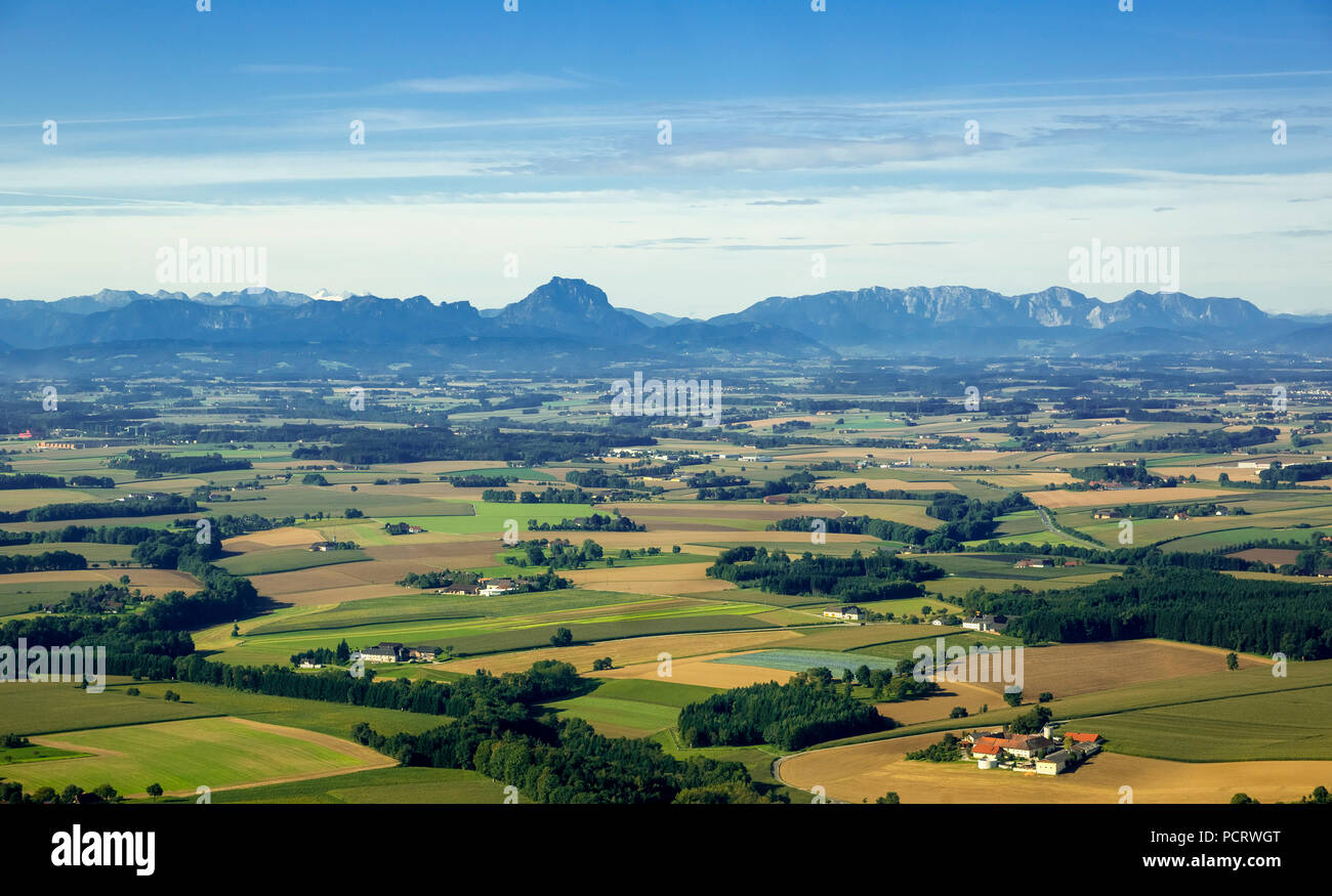 Luftaufnahme, Voralpen mit grünen Wiesen, Dietach, Oberösterreich, Österreich Stockfoto