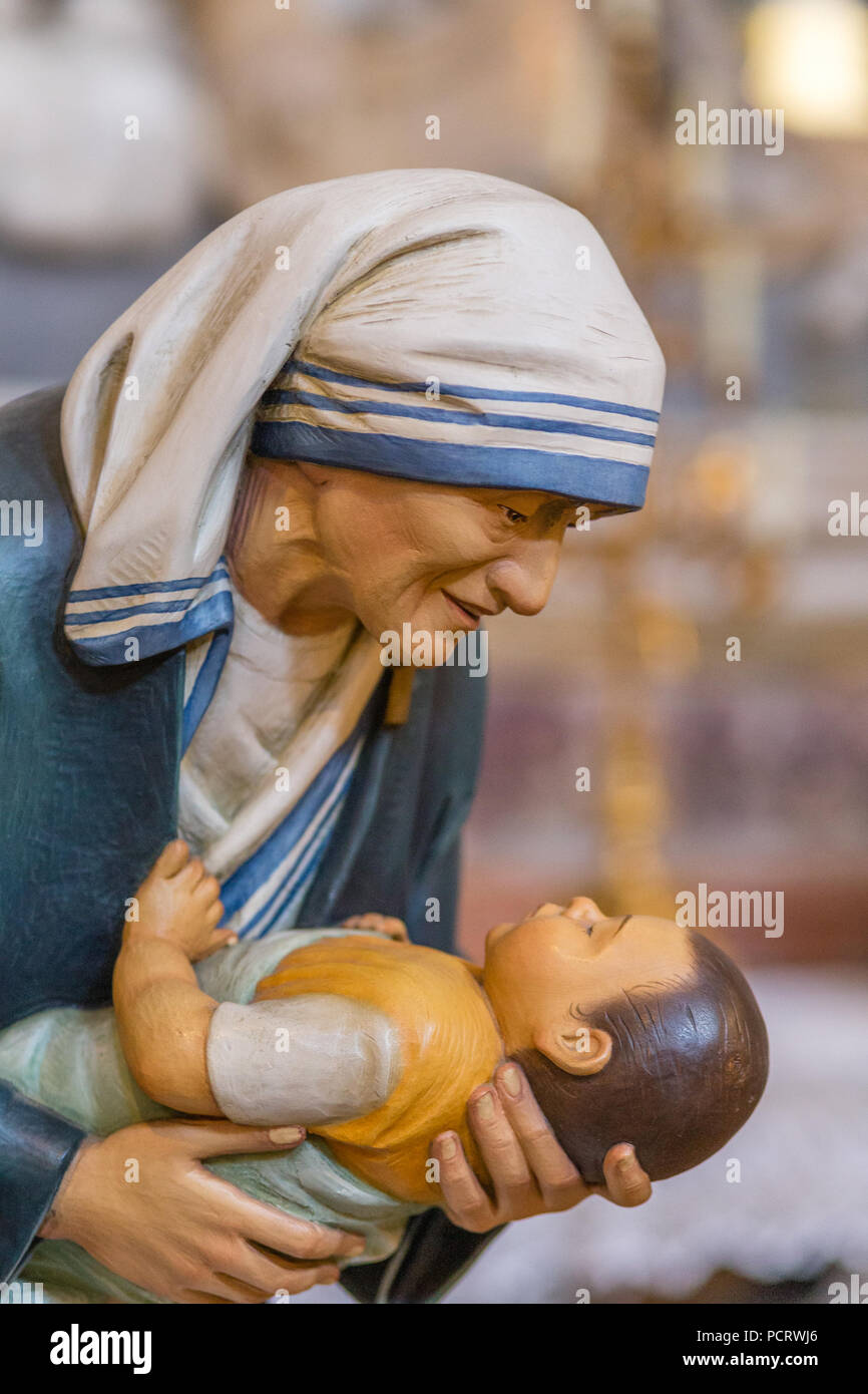 RAVENNA, Italien - 2. AUGUST 2018: die Statue der Mutter Teresa von Kalkutta, die ein Kind in der Kirche der Heiligen Maria von Wahlrecht in Ravenna Stockfoto