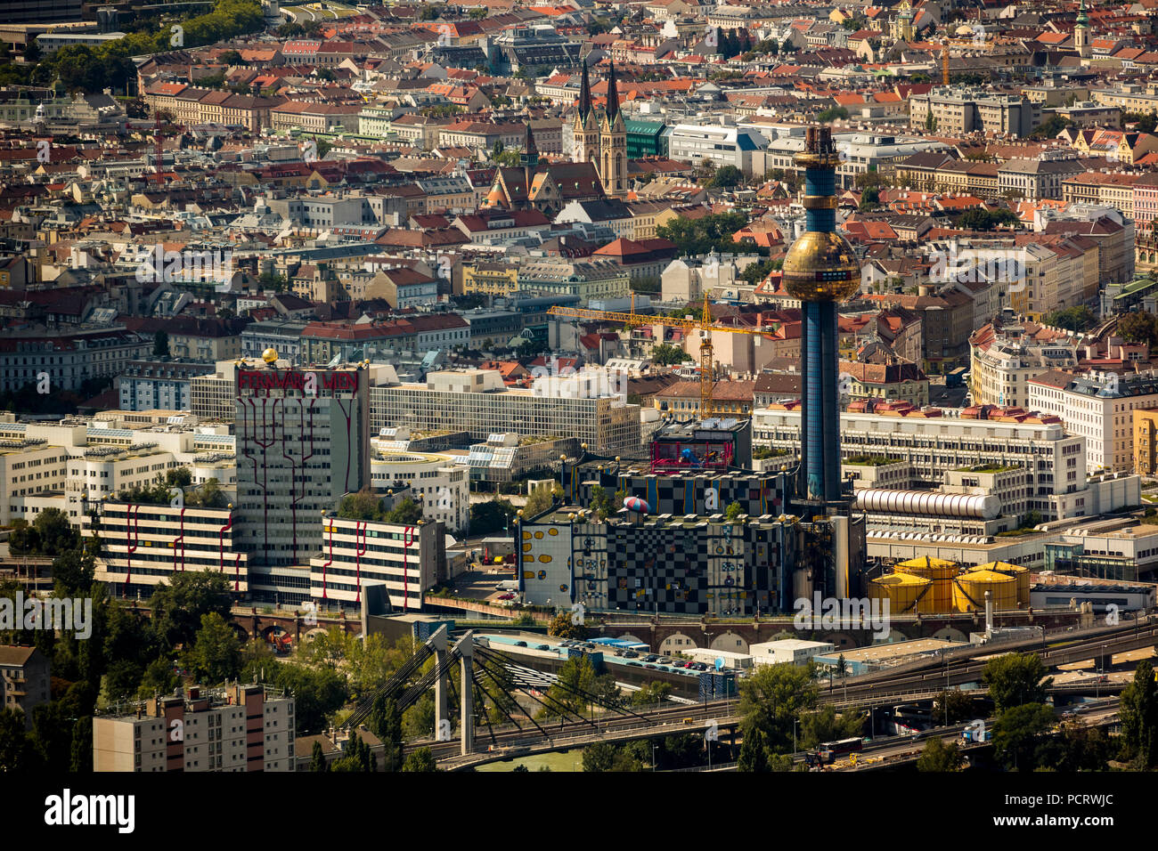 Luftaufnahme, Müllverbrennungsanlage Spittelau mit Wiener Innenstadt im Hintergrund, Hundertwasser, Fernwärme Wien, Vienna, Wien, Österreich Stockfoto