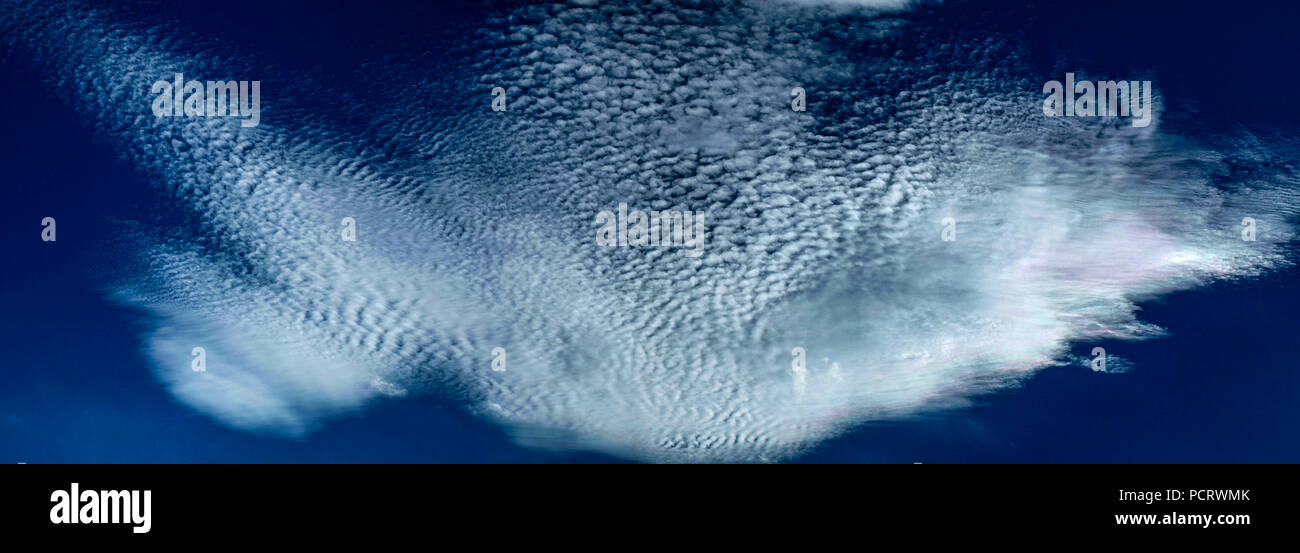 Eine spektakuläre inspirational Bunten atmosphärischen bewölkter Himmel cloudscape mit einem cirrostratus Wolkenbildung in der Mitte der blauen Himmel. Stockfoto