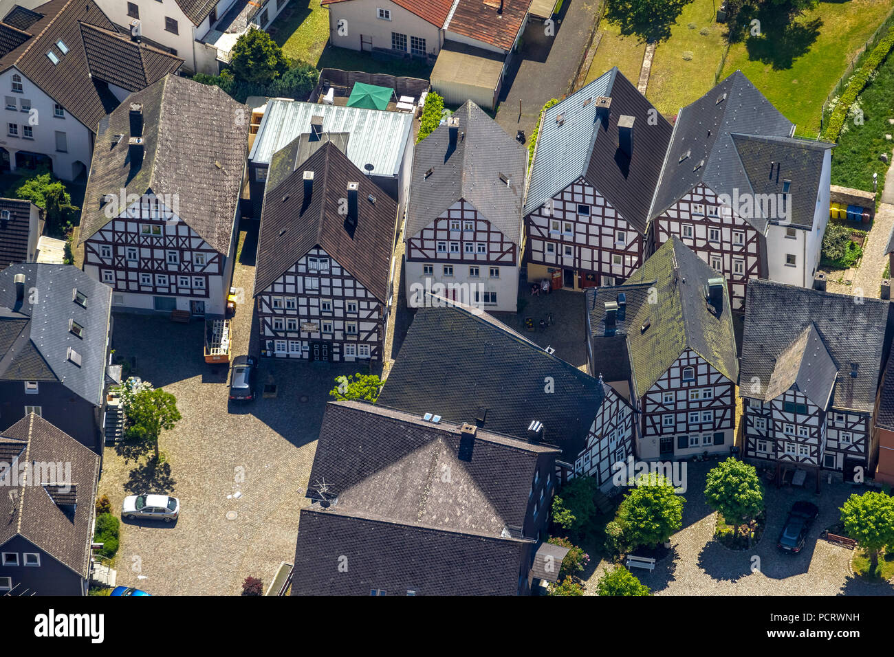 Fachwerkhäuser, wallstraße 7, Ensemble rund um die Evangelische Stadtkirche Bad Laasphe, alten Teil der Stadt, Luftaufnahme, Bad Laasphe, Kreis Siegen Wittgenstein, Nordrhein-Westfalen, Deutschland Stockfoto