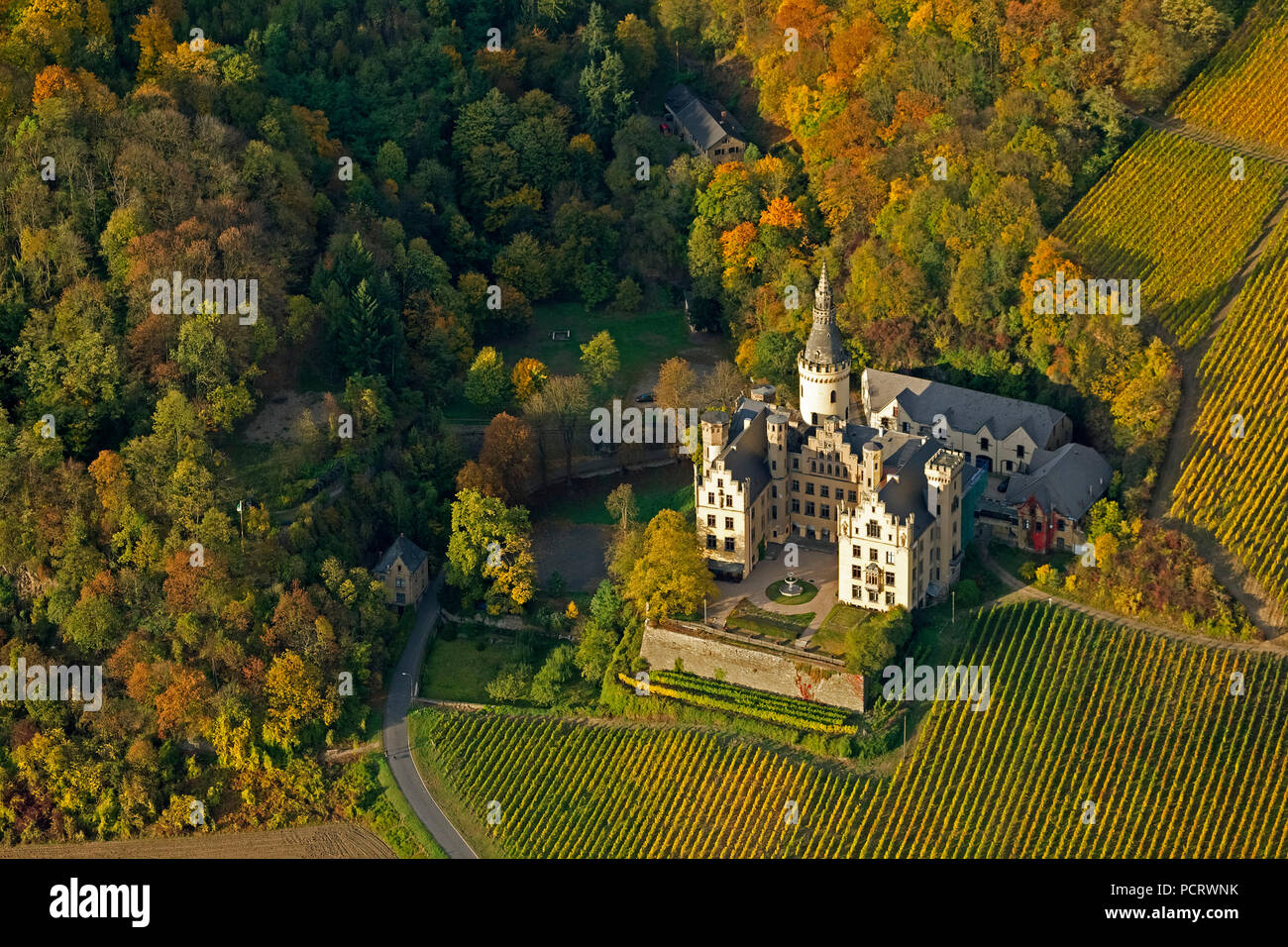 Luftaufnahme, Herbst im Rheintal, Schloss, Schloss Arensfels Arensfels, Gerlach vo Isenburg, Bad Hönningen, Rheinland, Rhein, Rheinland-Pfalz, Deutschland, Europa Stockfoto