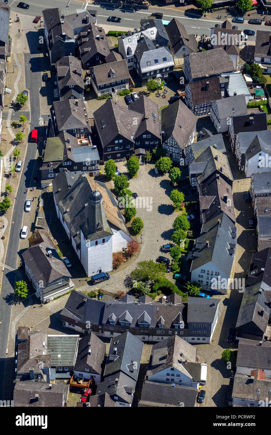 Fachwerkhäuser, Church Square, Ensemble rund um die Evangelische Stadtkirche Bad Laasphe, alten Teil der Stadt, Luftaufnahme, Bad Laasphe, Kreis Siegen Wittgenstein, Nordrhein-Westfalen, Deutschland Stockfoto