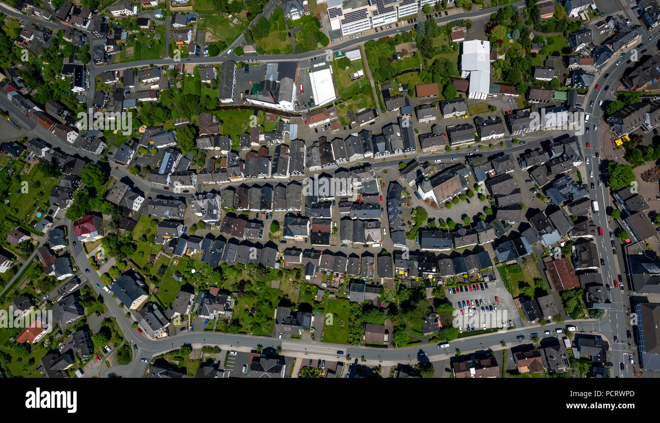 Fachwerkhäuser, Church Square, Ensemble rund um die Evangelische Stadtkirche Bad Laasphe, alten Teil der Stadt, Luftaufnahme, Bad Laasphe, Kreis Siegen Wittgenstein, Nordrhein-Westfalen, Deutschland Stockfoto