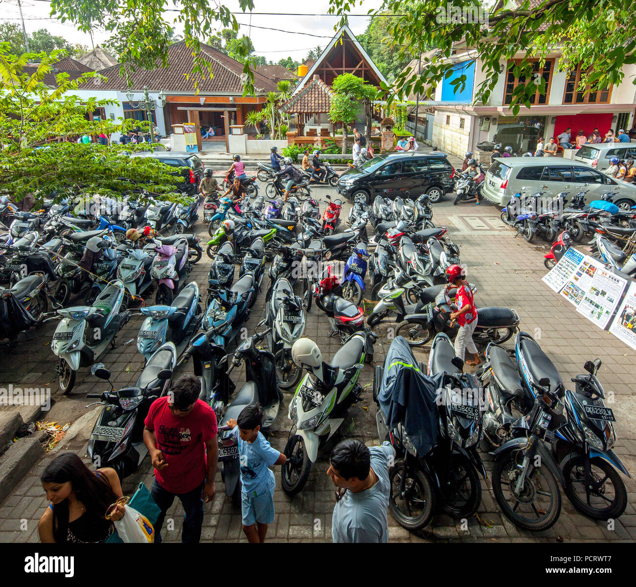 Motorrad parken, street scene, Motorräder und Roller auf einem Parkplatz in der Mitte von Ubud, Ubud, Bali, Indonesien, Asien Stockfoto