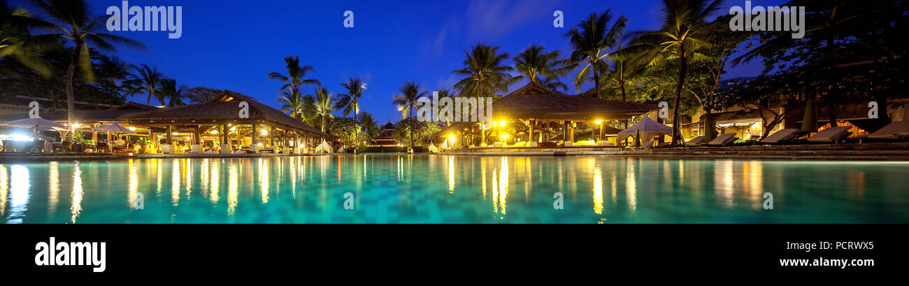 Hotel Anlage mit Pool bei Nacht, Pool Bar, InterContinental Bali Resort, Panorama, Blaue Stunde, türkisfarbenes Wasser, Luxus Hotel, Jimbaran und Kuta Selatan, Kabupaten South Kuta, Bali, Indonesien, Asien Stockfoto