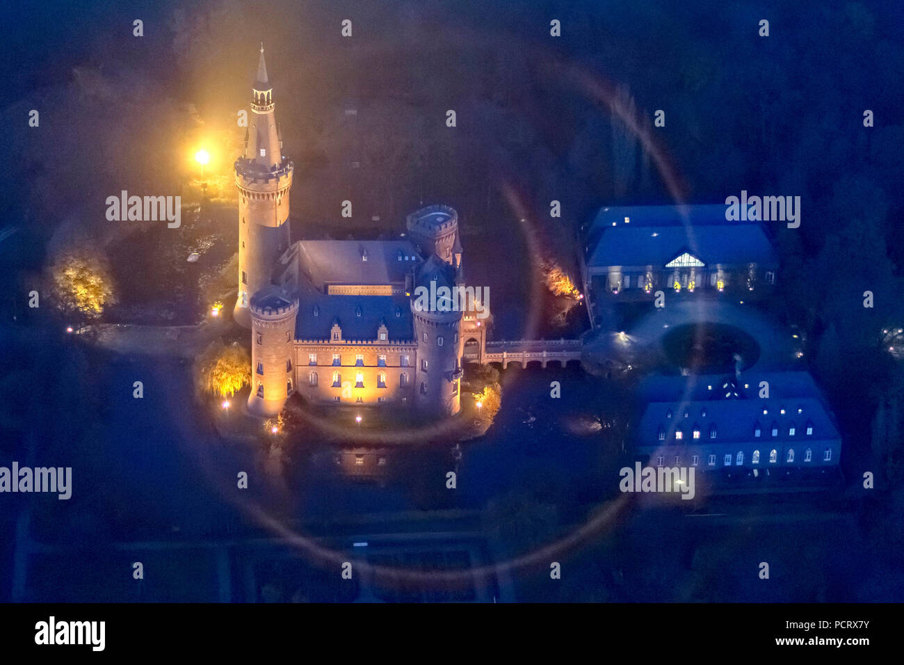 Luftaufnahme, Bedburg-Hau, Niederrhein, neo-gotische Burg, historisierenden Tudor Stil, Wasserschloss, Schloss Moyland, Wasserburg, Bedburg-Hau, Nordrhein-Westfalen, Deutschland, Europa Stockfoto