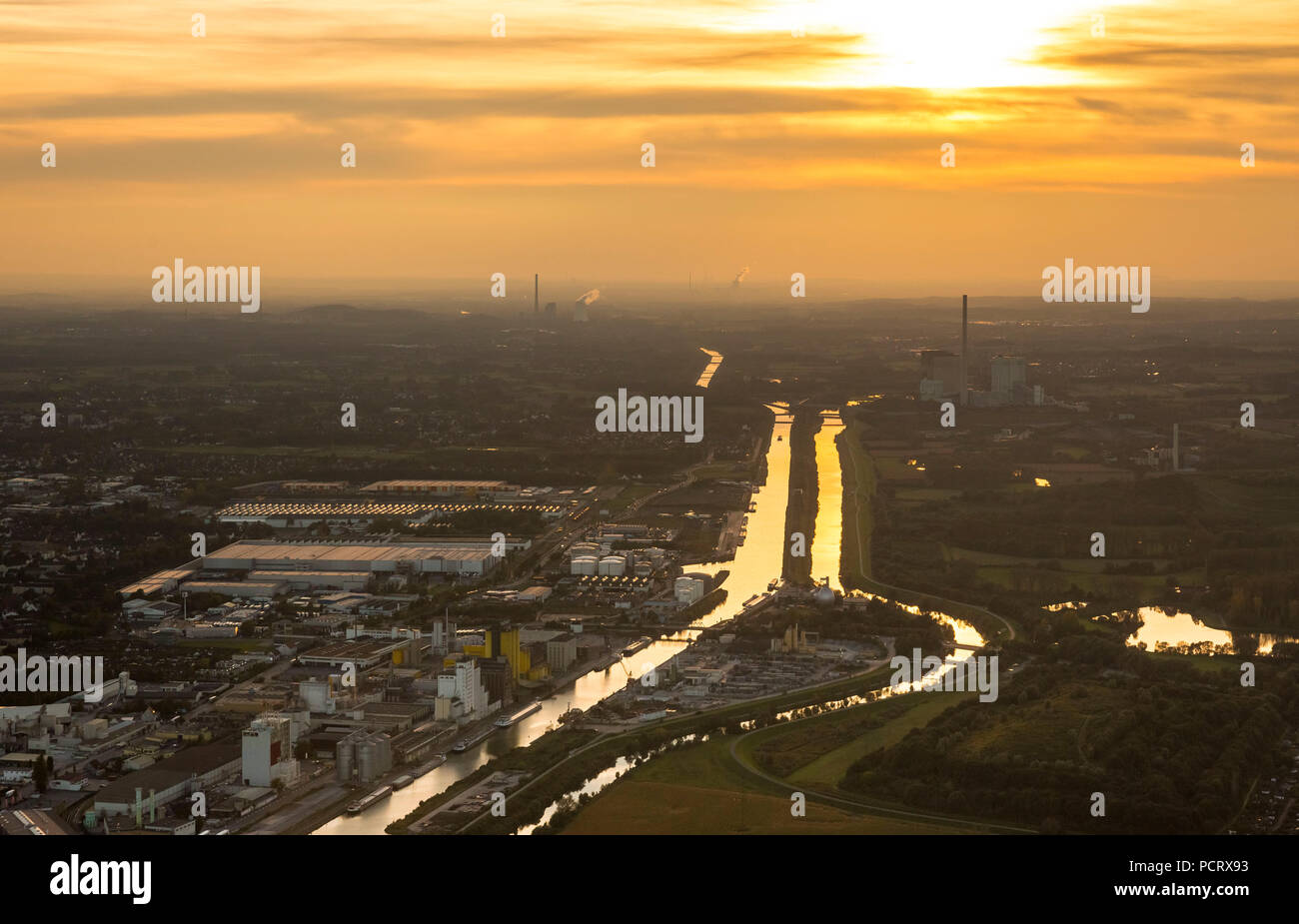Hamm Hafen, Hafen Hamm, Golden Sunset mit reflektierenden Datteln-Hamm-Kanal und Lippe, Hamm, Ruhrgebiet, Nordrhein-Westfalen, Deutschland Stockfoto