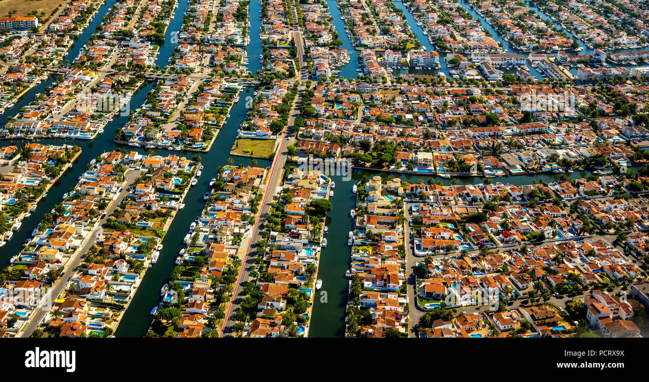 Jachthafen von Empuriabrava, Ampuriabrava Castelló d'Empúries am Golf von Roses, Cottages mit Wharf, dem größten Hafen in Europa, Boot Kanäle, Empuriabrava, Costa Brava, Katalonien, Spanien Stockfoto
