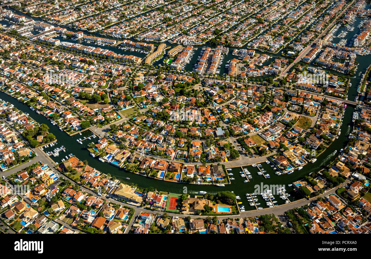 Jachthafen von Empuriabrava, Ampuriabrava Castelló d'Empúries am Golf von Roses, Cottages mit Wharf, dem größten Hafen in Europa, Boot Kanäle, Empuriabrava, Costa Brava, Katalonien, Spanien Stockfoto
