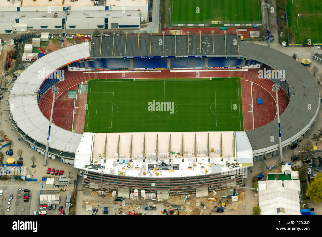 Stadion der Eintracht Braunschweig mit West und Ost Tribüne, der Braunschweiger Turn- und Sportverein Eintracht von 1895 e. V. (BTSV), Bundesliga Stadion, Luftaufnahme, Luftbild der Stadt Braunschweig Stockfoto