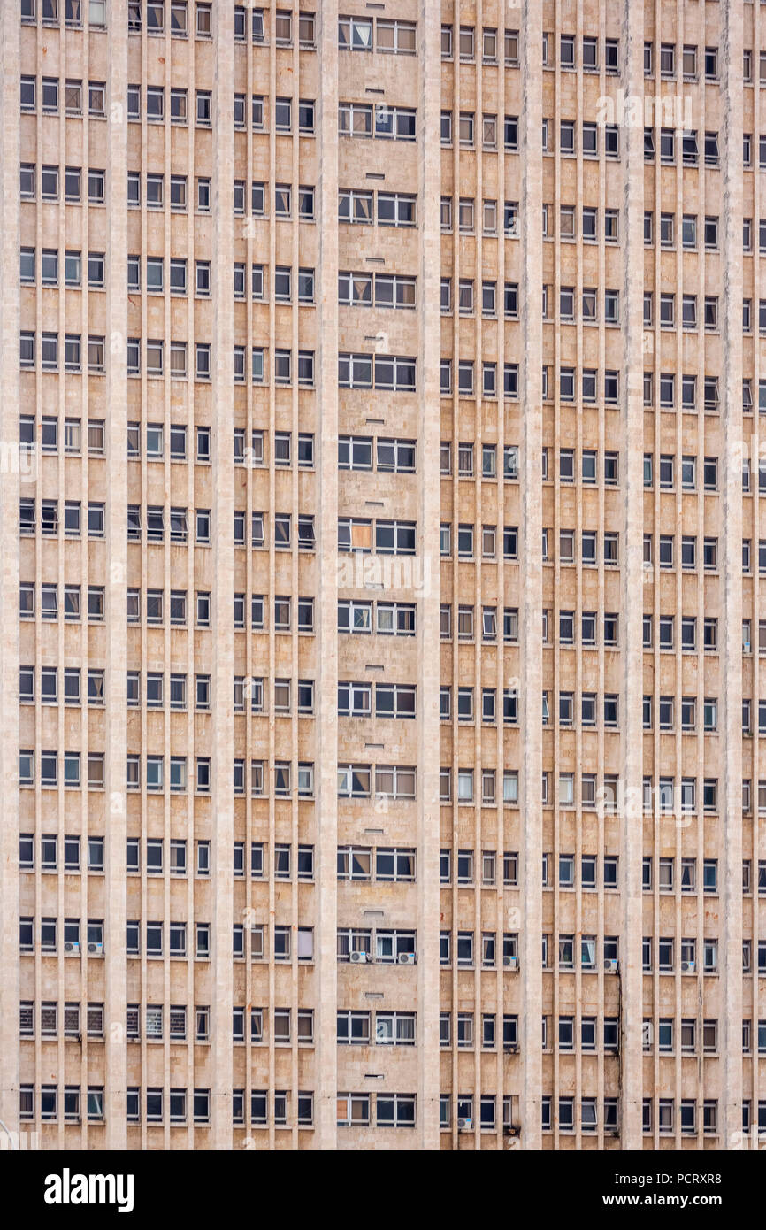 Fenster vor dem Hermanos Amajeiras Krankenhaus am Malecon, La Habana, Havanna, La Habana, Kuba, Kuba Stockfoto
