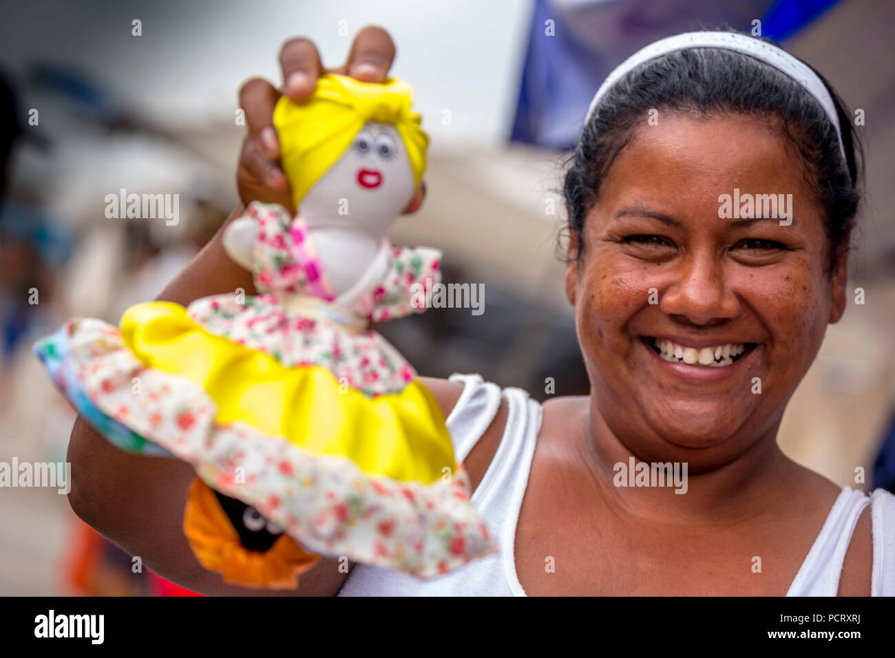 Straßenhändler mit Angenähten rag doll, La Habana, Kuba, Karibik, Zentralamerika, La Habana, Kuba Stockfoto