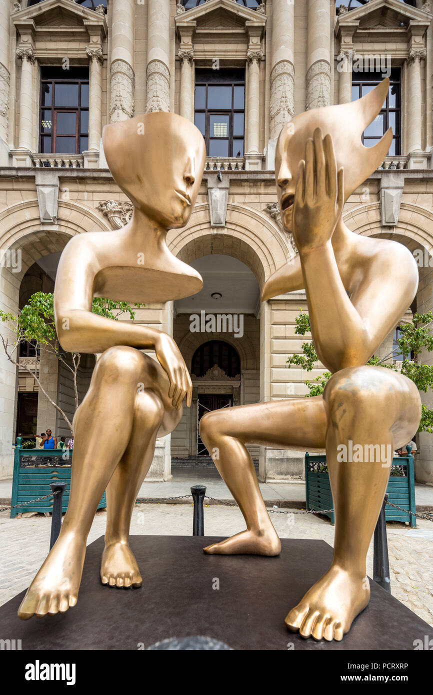 Goldene Kunst Figuren in der Plaza de San Francisco in der historischen Innenstadt von Kuba, Künstler Etienne 'La Gespräch", La Habana, Kuba, Karibik, Zentralamerika, La Habana, Kuba Stockfoto