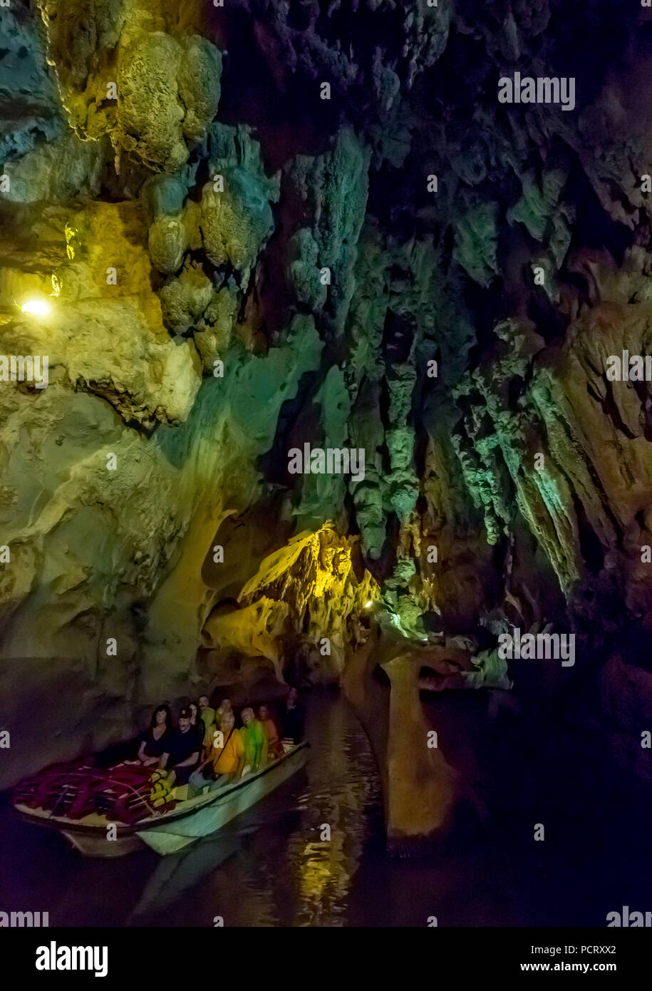 Touristen in einem Boot auf dem unterirdischen Flüssen in den Höhlen der Inder, Cueva del Indio, unterirdische Höhlen mit einem Wasserlauf für Touristen zugänglich, Viñales, Kuba, Zentralamerika, Kuba, Karibik Stockfoto