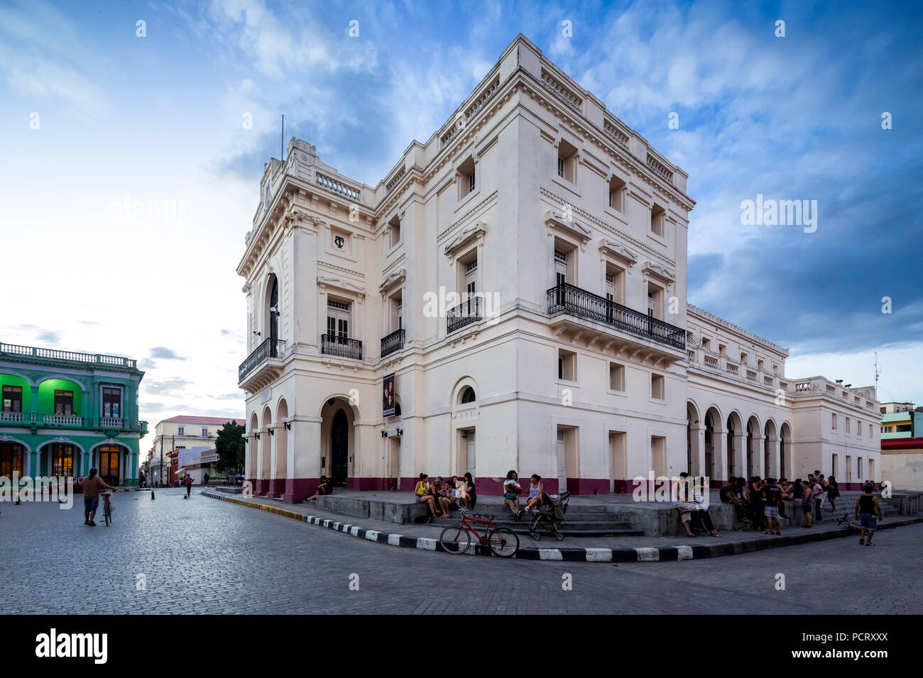 Teatro La Caridad, Theater La Caridad, Streetlife in der Innenstadt von Santa Clara im Parque de Santa Clara, Teatro la Caridad, Stadt Theater, Villa Clara, Kuba Stockfoto