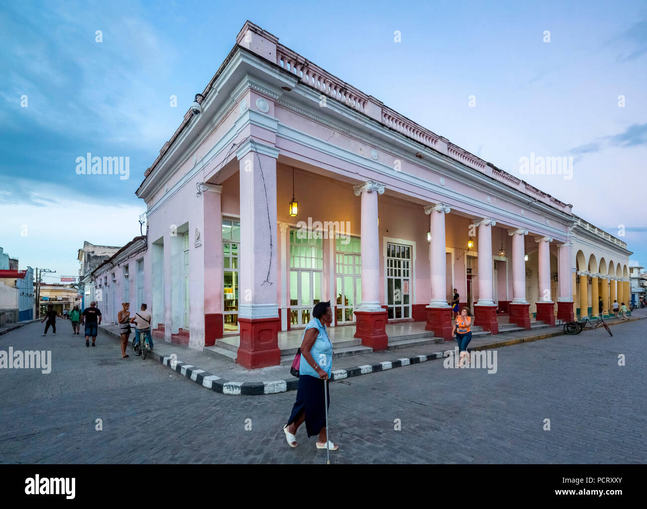 Streetlife in der Innenstadt von Santa Clara im Parque de Santa Clara, Villa Clara, Kuba Stockfoto