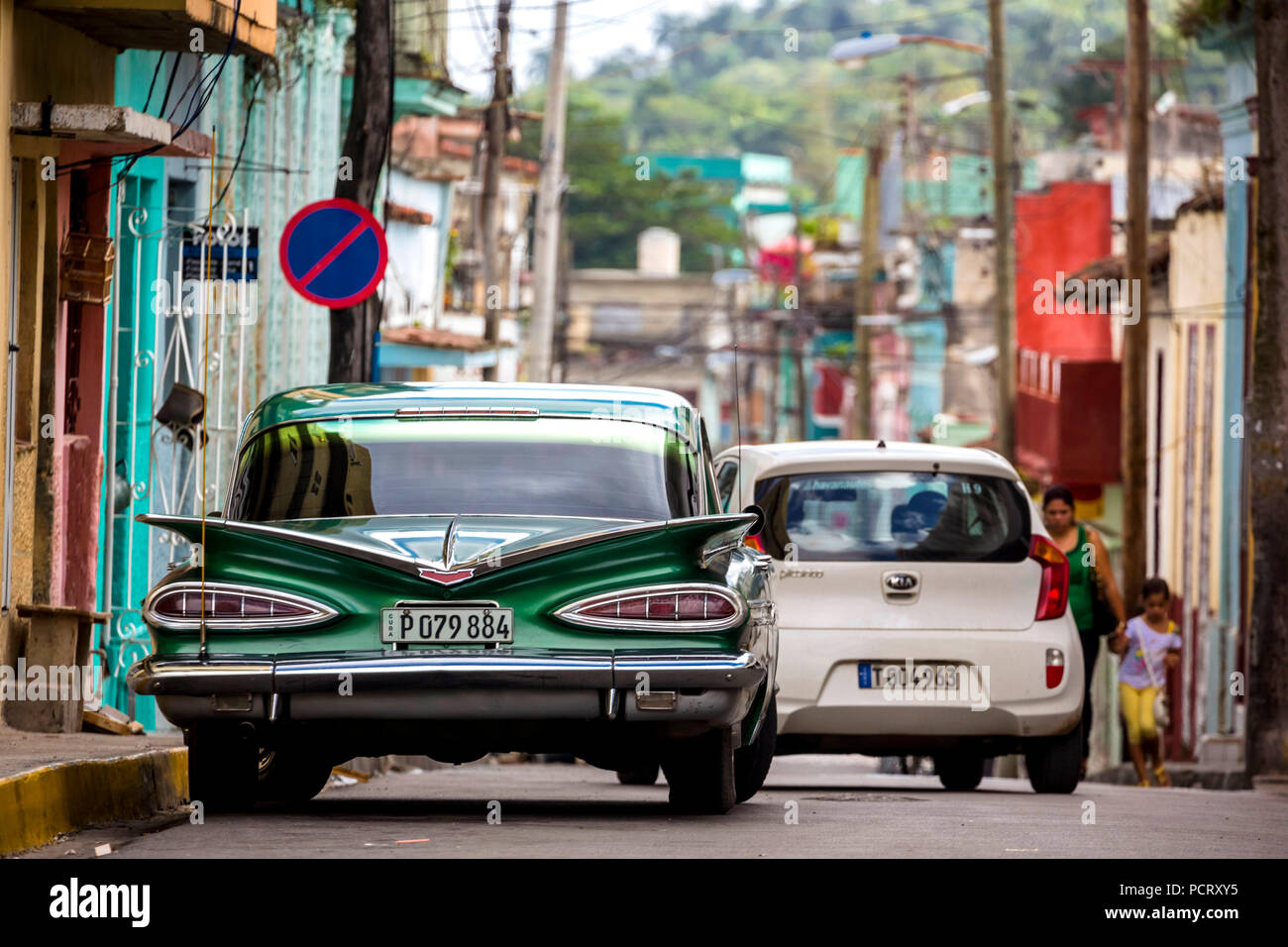 Oldtimer, historische Straße 393, grün Impala, streetlife in Downtown Santa Clara im Parque de Santa Clara, Villa Clara, Kuba Stockfoto