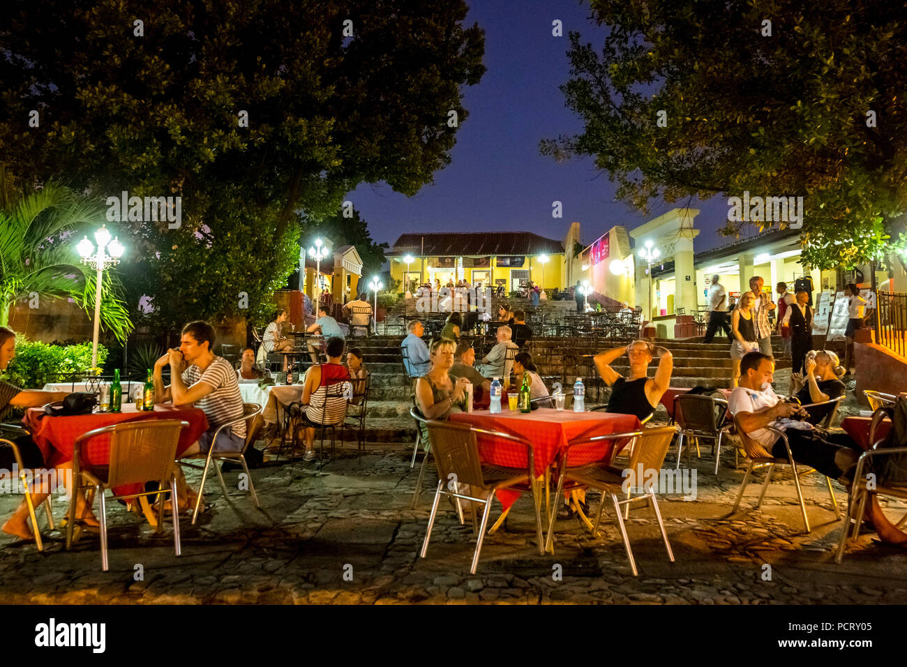 Das Restaurant und die öffentlichen Haus im historischen Zentrum von Trinidad mit Besuchern während der Blauen Stunde, Touristen, die an Tischen, Trinidad, Kuba, Sancti Spíritus, Kuba Stockfoto