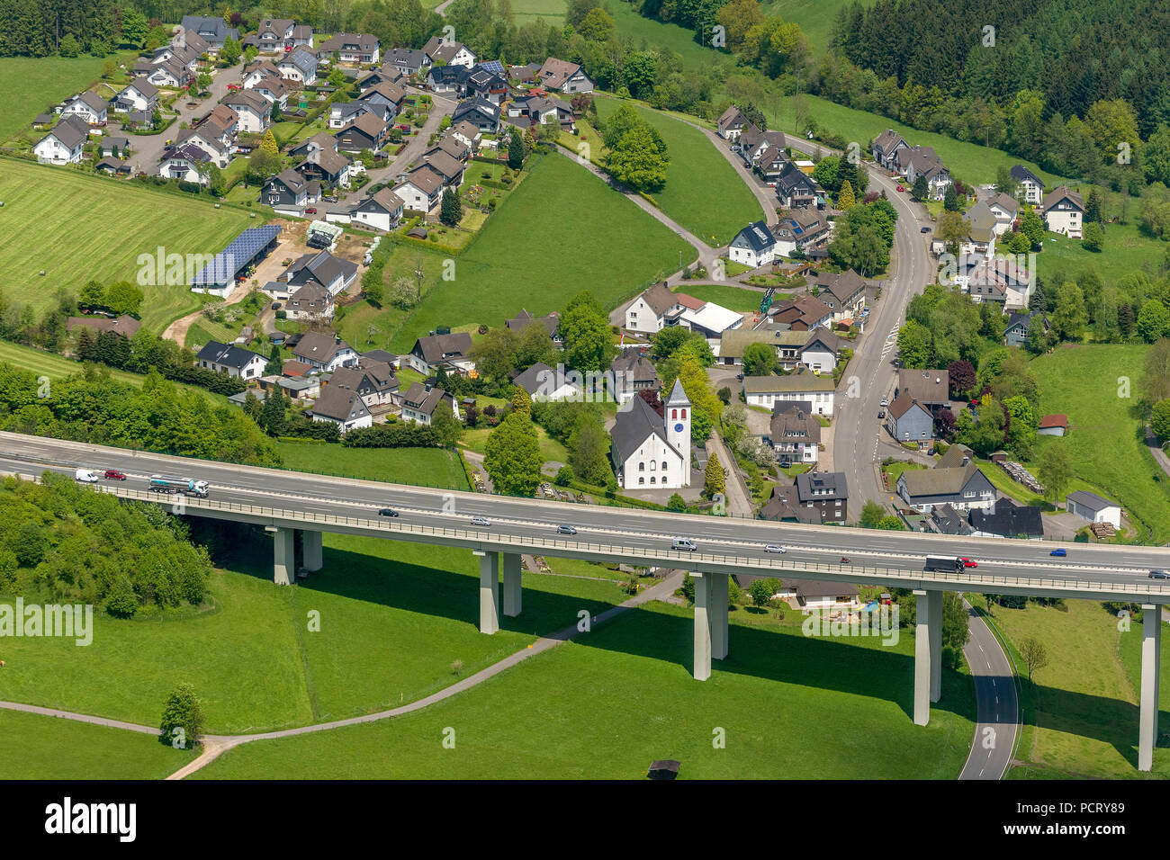 Bleche Brücke auf A45 Autobahn (Autobahn), Sauerlandlinie, Luftaufnahme von Drolshagen Stockfoto