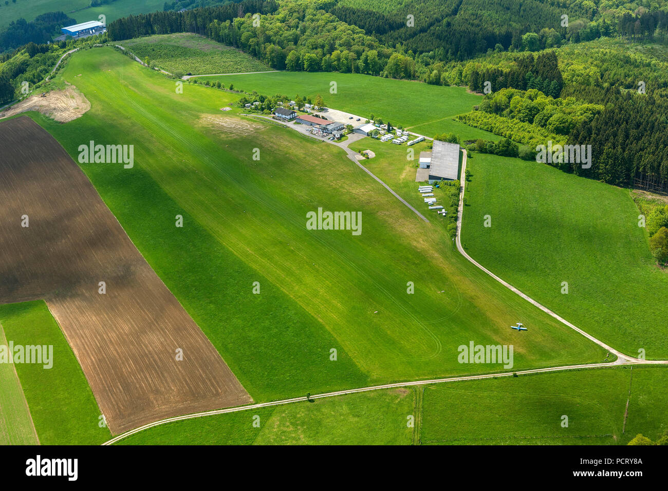 Flugplatz, Segelflugplatz, Bergneustadt auf dem Dümpel Segelflugplatz, Luftaufnahme von Drolshagen Stockfoto