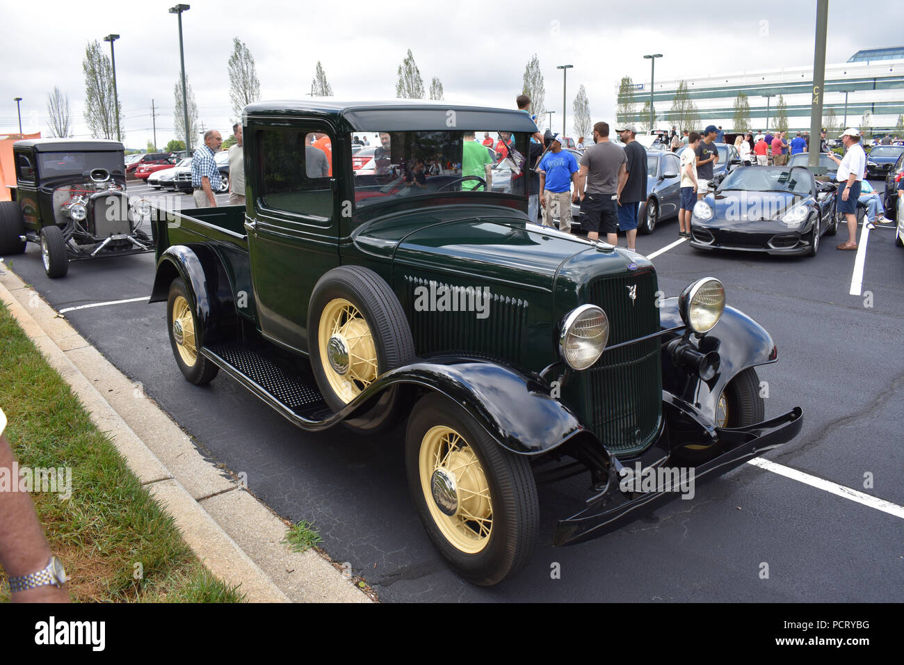 A 1933 Ford Pickup Truck auf dem Display an einem Auto zeigen. Stockfoto