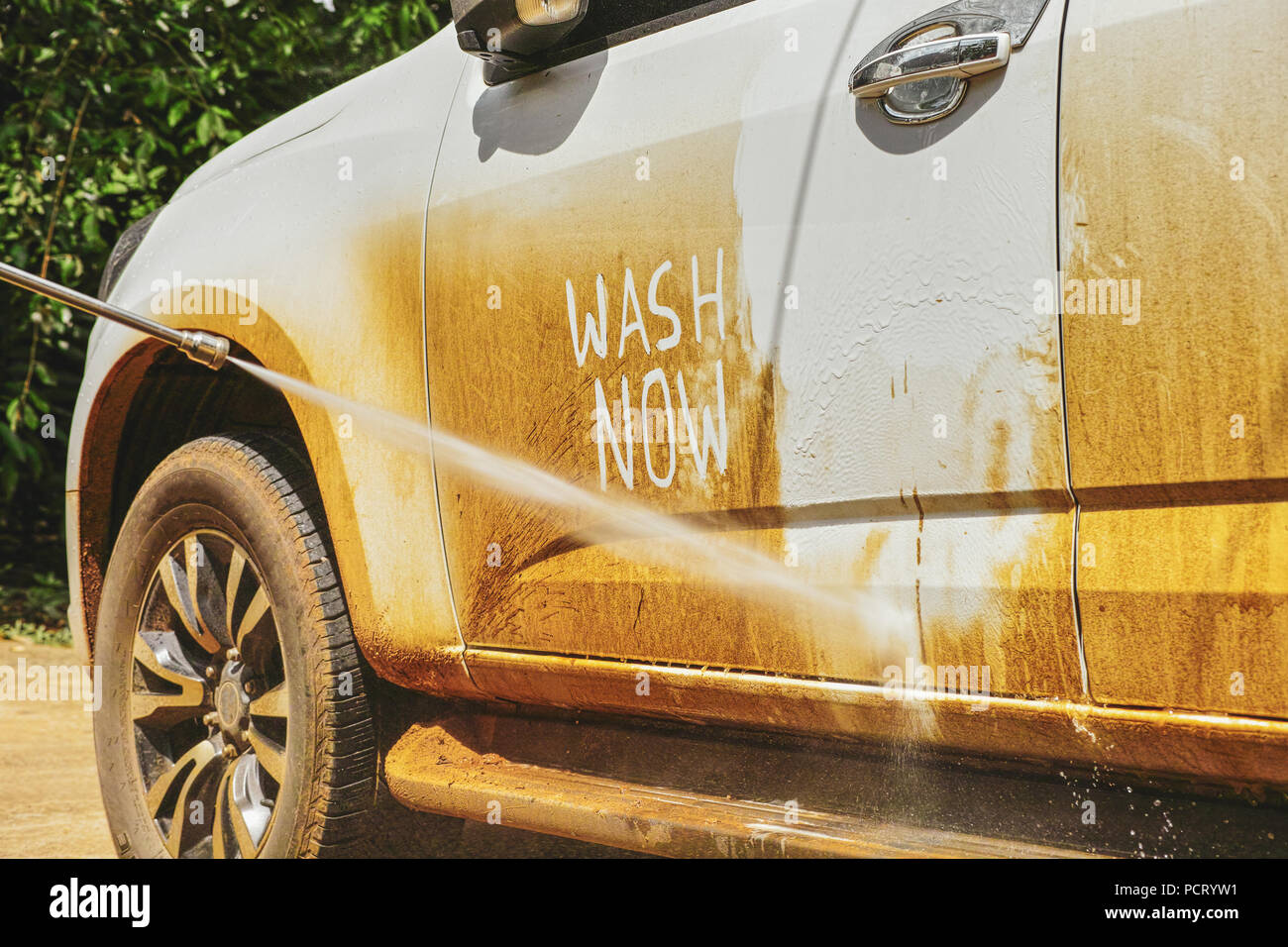 Auto Waschen mit einem Wasserdruck Reiniger Auto zu Hause zu waschen. Stockfoto