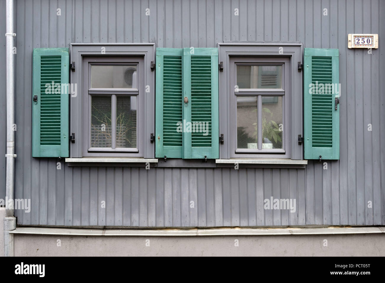 Reihenhaus mit nostalgischen Fensterläden aus Holz und Holz- Wände Stockfoto