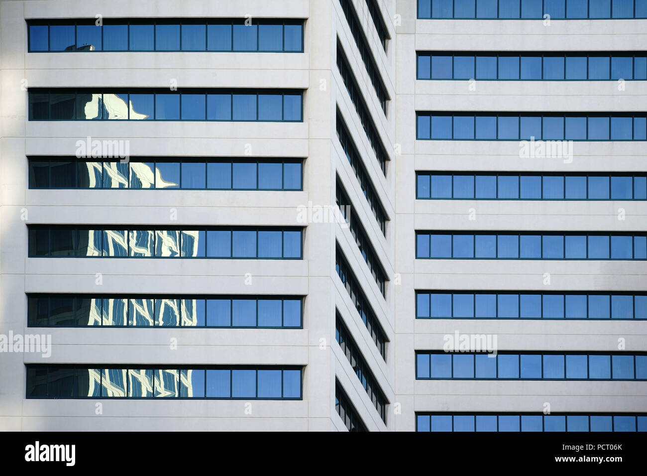 Abstrakte Überlegungen der umliegenden Gebäude in den Fenstern von einem modernen Wolkenkratzer Stockfoto