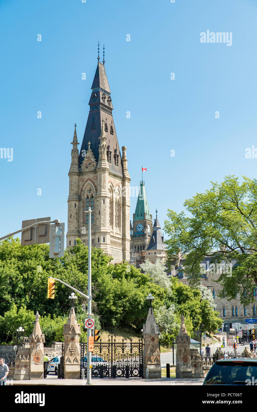 Ottawa, Ontario, Kanada. West Block von Parliament Hill mit Peace Tower der Center Block im Hintergrund, von Wellington an der Bank Street gesehen im Sommer. Stockfoto