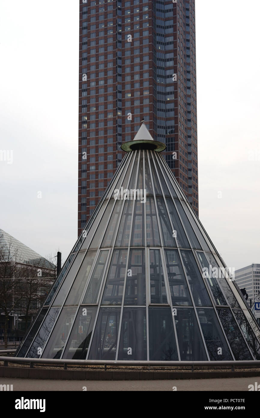 Konische lift Hauben aus Glas vor dem Messeturm an der Friedrich-Ebert-Anlage in Frankfurt am Main. Stockfoto