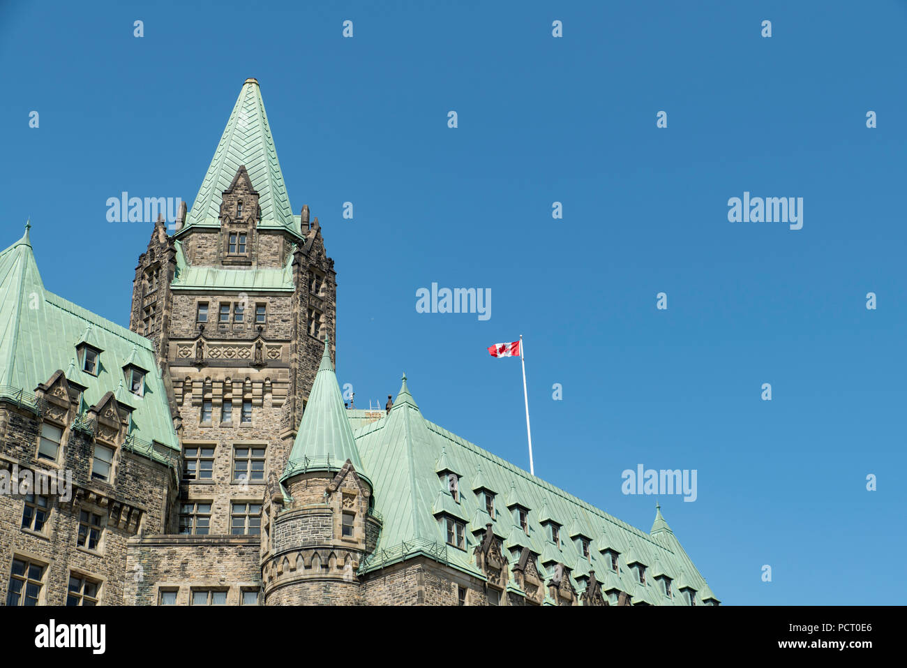 Ottawa, Ontario, Kanada. Obere Ansicht der Eidgenossenschaft Gebäude auf Wellington bei Bank Street im Sommer. Stockfoto
