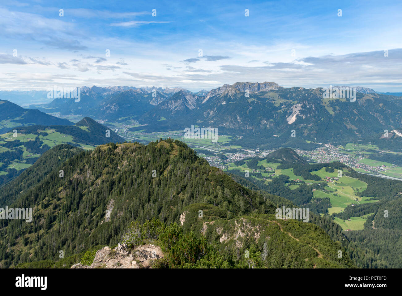Österreich, Tirol, Alpbachtal, Blick von der Gratlspitz in das Inntal und das Rofangebirge. Stockfoto