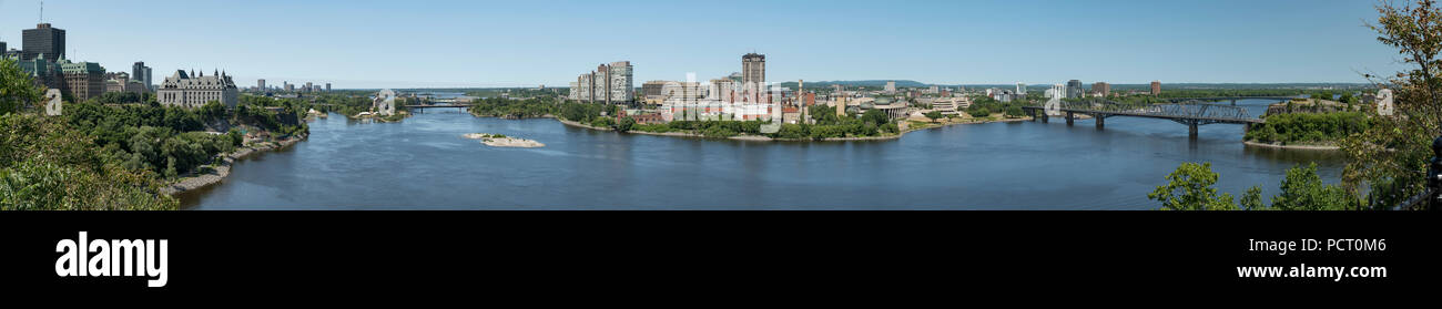 Gatineau, Quebec, Kanada. Panoramablick über Ottawa River mit Blick auf den Parliament Hill in Ottawa, Ontario. Gatineau in Mitte, Ottawa an den Seiten. Stockfoto