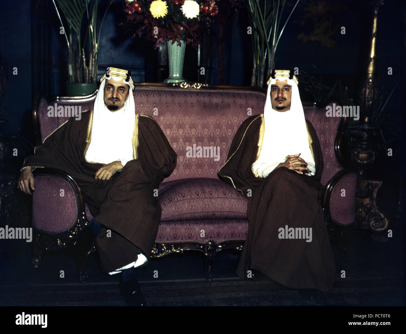 Amir Khalid [Rechts] und Amir Faisal, Söhne von König Ibn Saud Saudi-arabien. Ca. 1943 Stockfoto