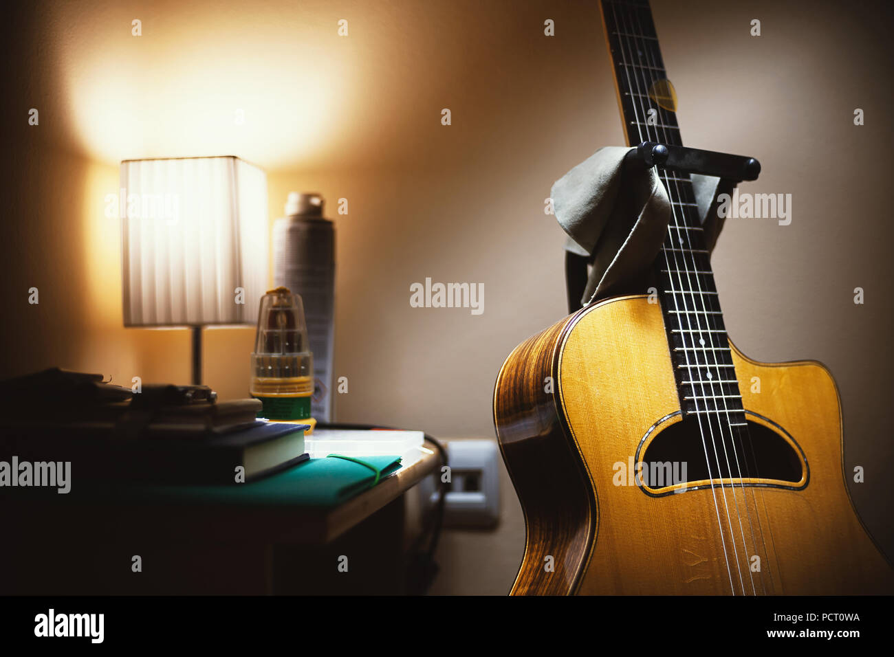 Details von Gypsy Jazz Gitarre auf Stativ, indoor Nacht Szene in einer Ecke ein Wohnzimmer. Stockfoto