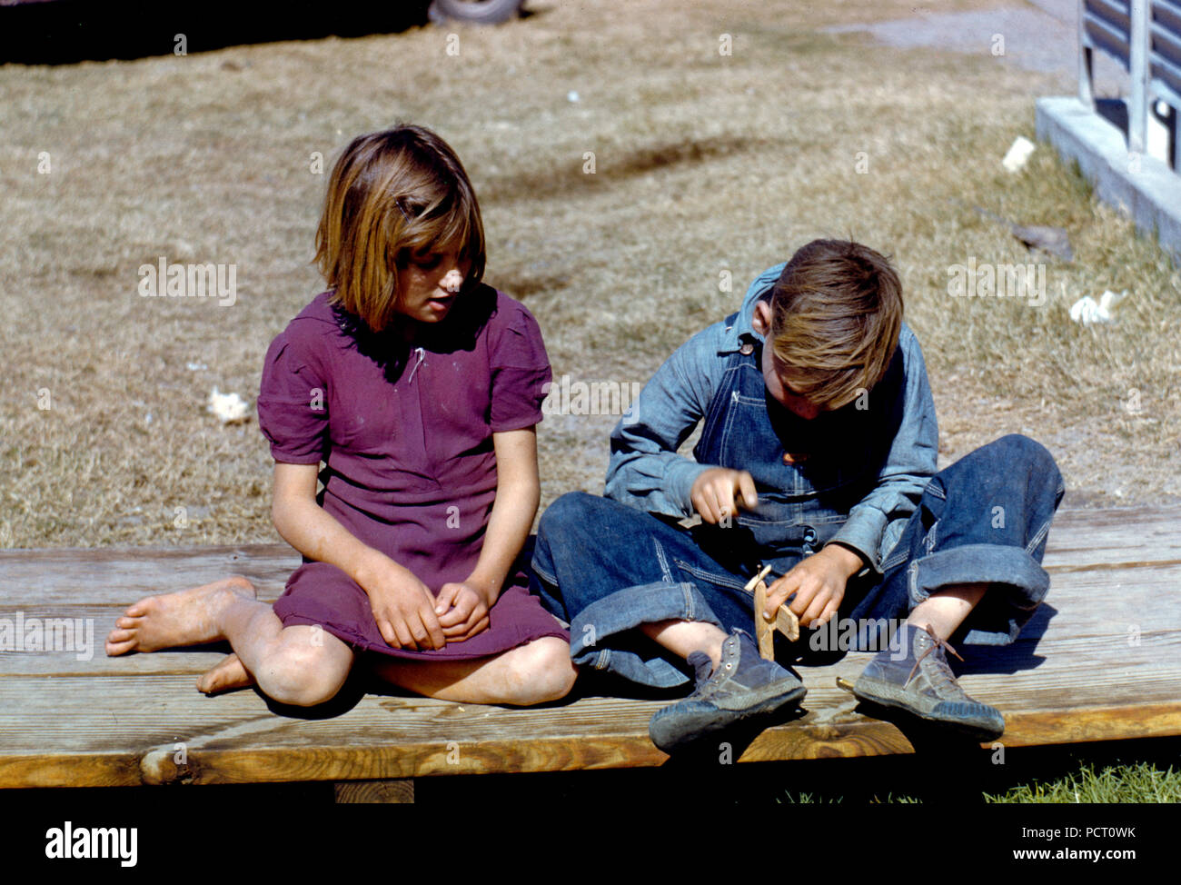 Junge Gebäude ein Modellflugzeug [als Mädchen Uhren], FSA... Camp, Hearne, Tex Januar 1942 Stockfoto