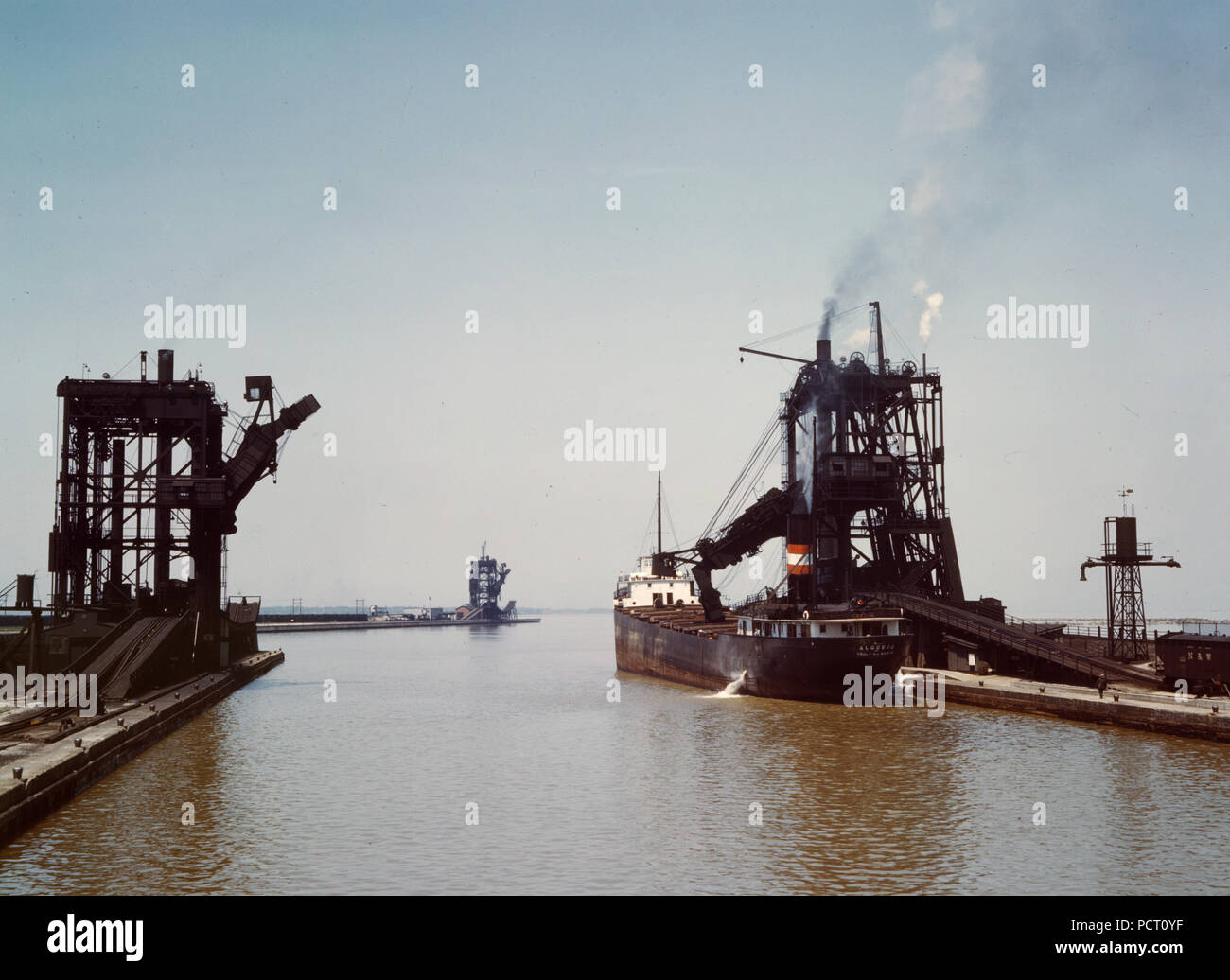 Laden ein Frachter mit Kohle an einem der drei Kohle Docks, von der Pennsylvania Railroad, Sandusky, Ohio Mai 1943 im Besitz Stockfoto