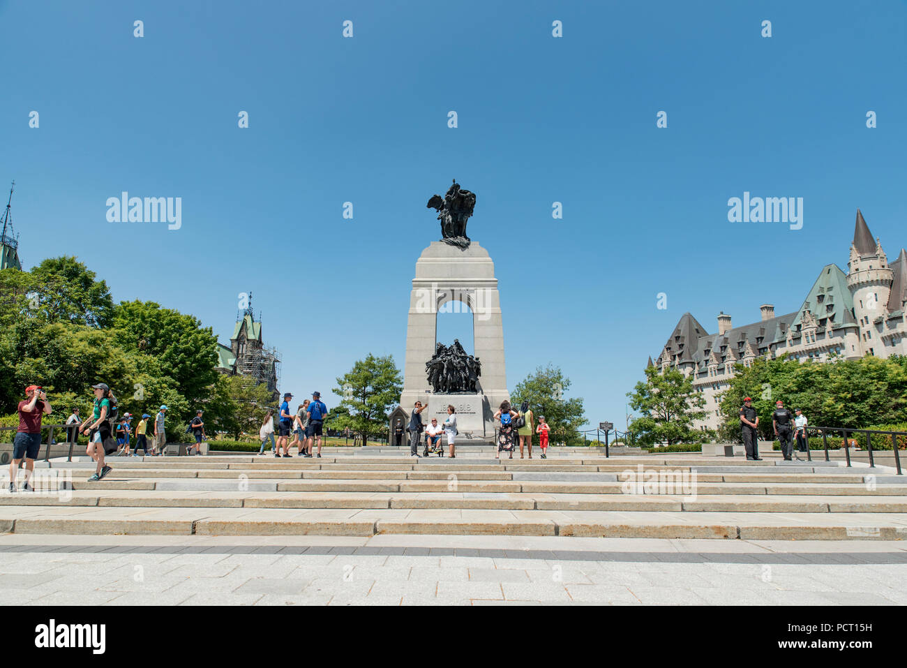 Ottawa, Ontario, Kanada. Die National War Memorial, mit der East Block Gebäude des Parlaments Hügel am linken und Fairmont Chateau Laurier auf der rechten Seite. Stockfoto