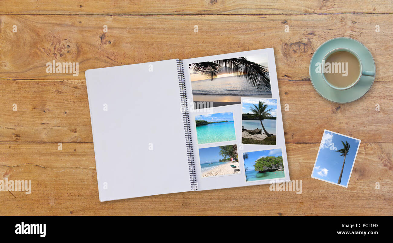 Banner Fotobuch Album auf hölzernen Tisch Hintergrund mit Reisen Fotos von Stränden und Kaffee oder Tee in Tasse Stockfoto