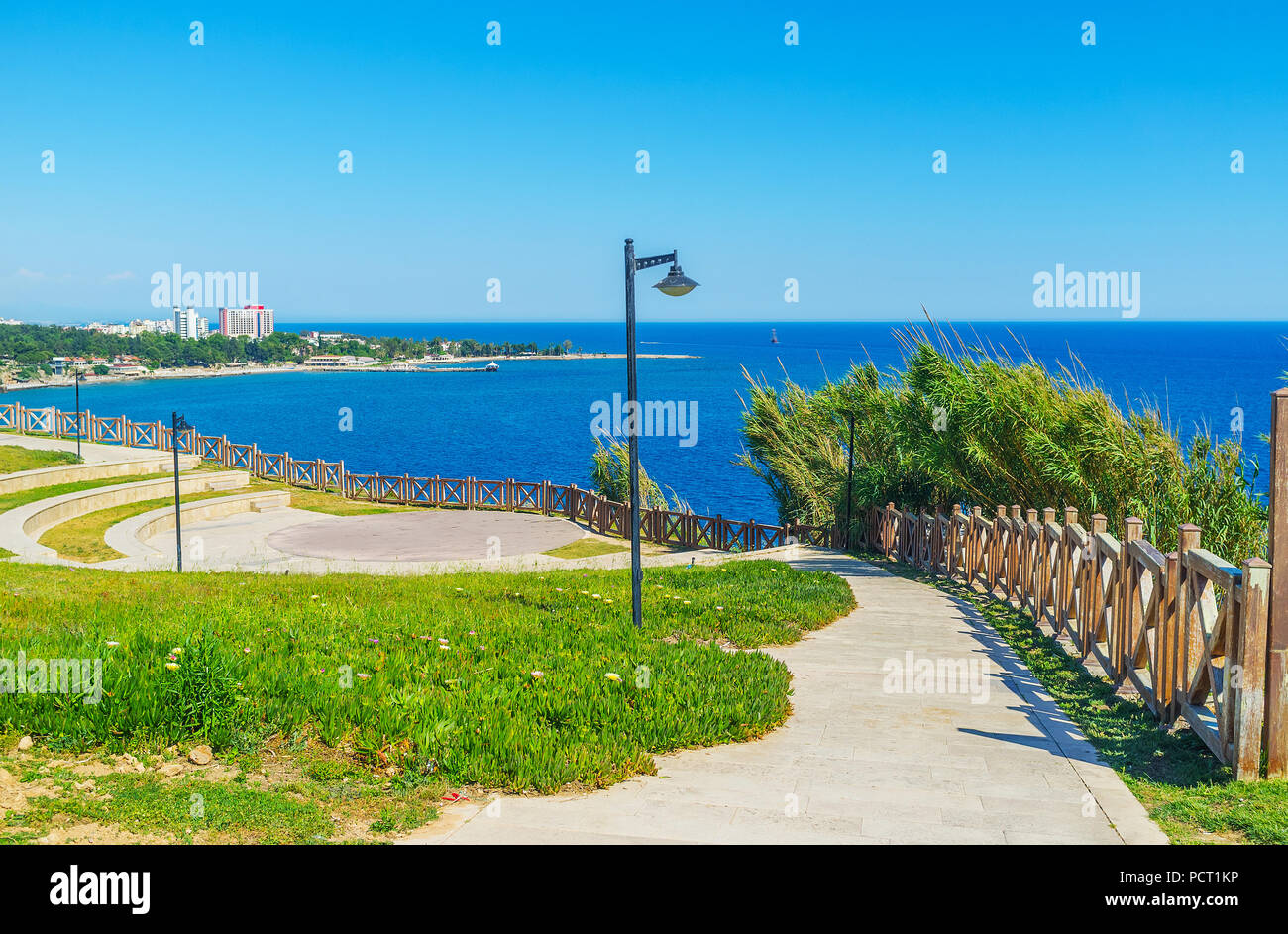 Die Malerische Duden Park An Der Kuste Von Antalya Ist Ein Schoner Ort Fur Den Taglichen Spaziergang Beobachten Die Marine Turkei Stockfotografie Alamy
