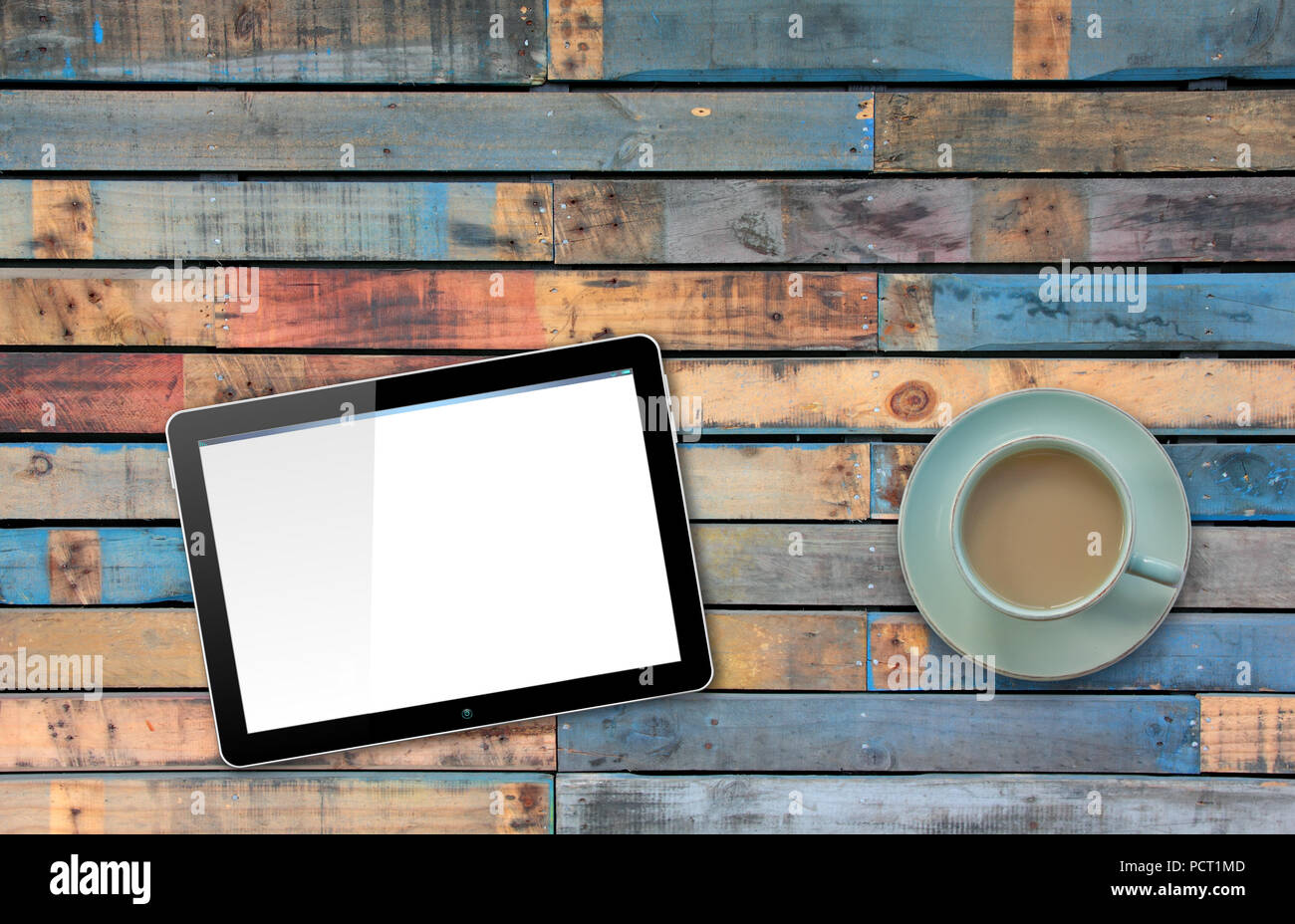 Computer Tablet mit leerer Bildschirm Bereit für Bild auf blauen Tabelle von Kaffee oder Tee Schale lackiert Stockfoto