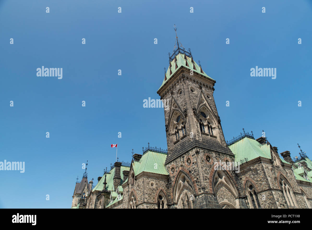 Ottawa, Ontario, Kanada. Oberen südwestlichen Teil von East Block Gebäude auf dem Parliament Hill gegen den blauen Himmel im Sommer. Stockfoto