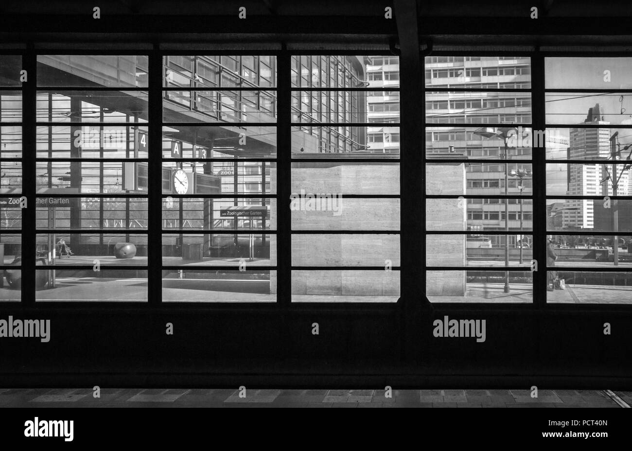 Berlin Zoologischer Garten Bahnhof, modernistische Plattformansicht, Charlottenburg, Berlin, Deutschland, Stahlfensterraster Stockfoto