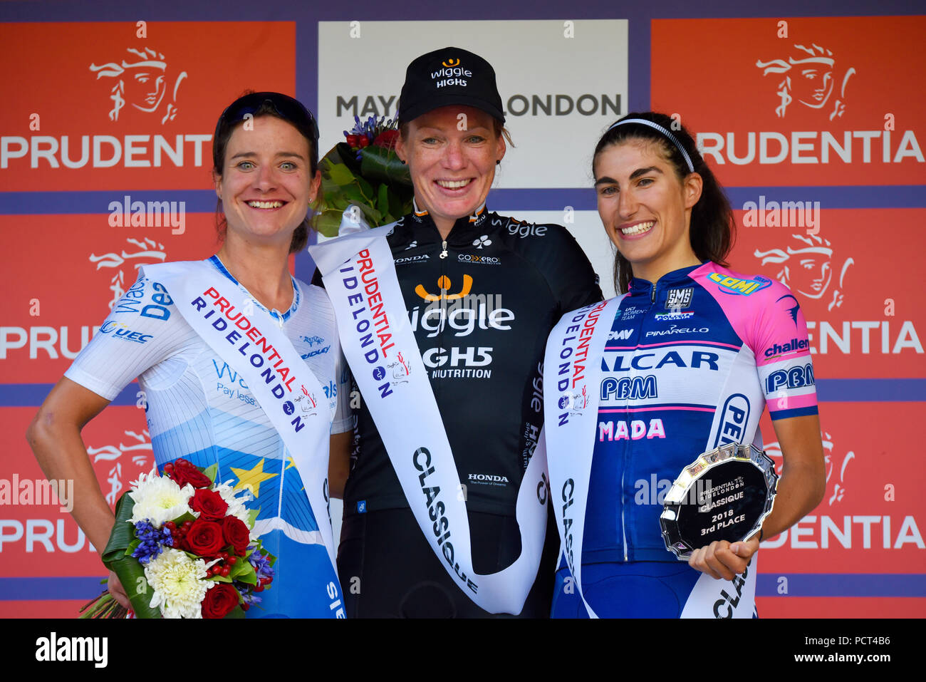 Kirsten Wild, Sieger, Marianne Vos und Elisa Balsamo feiern mit Trophäen im Prudential RideLondon der Classique Frauen Radrennen. Podium Gewinner Stockfoto