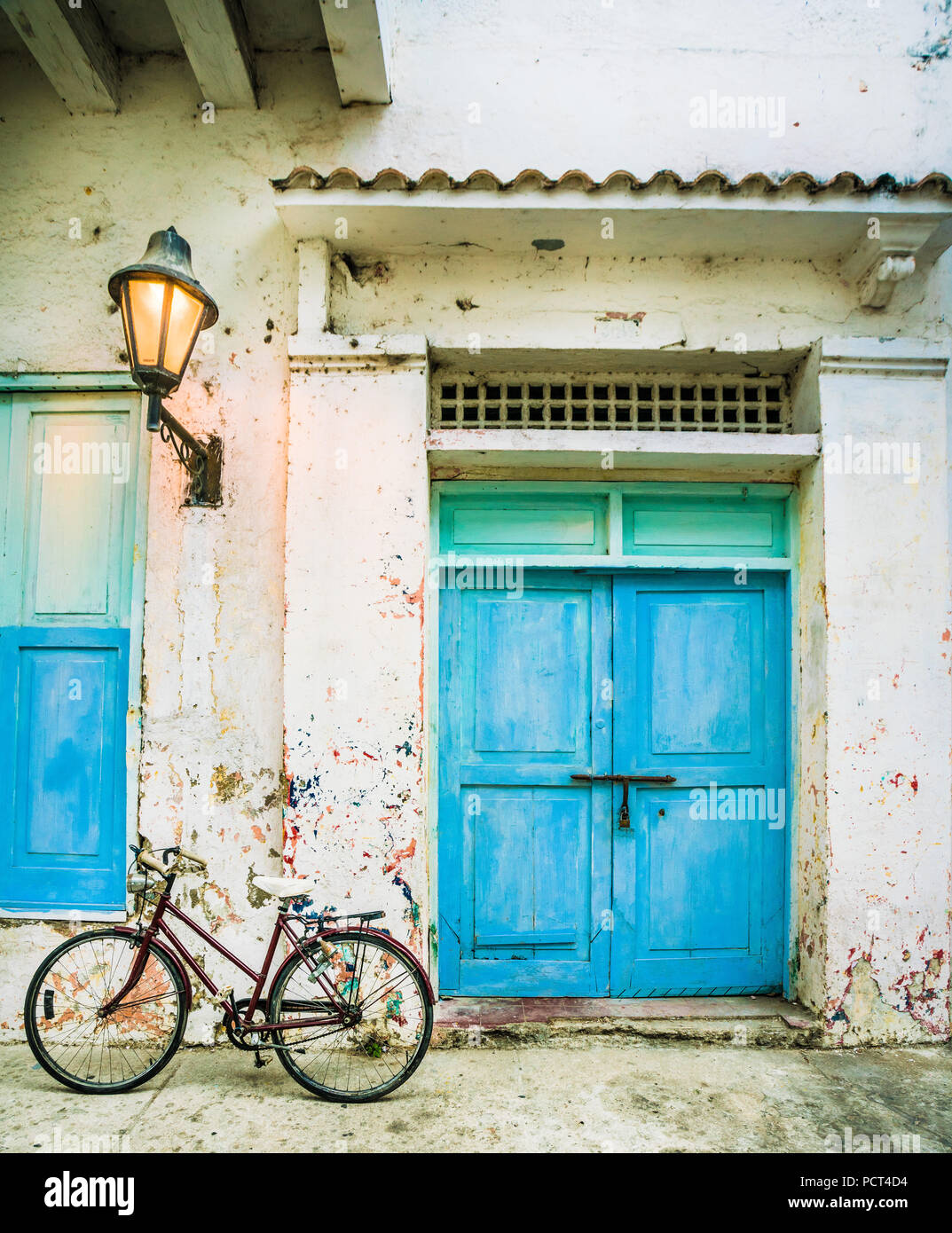 Bilder in Cartagena Kolumbien rund um die Altstadt, schöne Häuser aus der Kolonialzeit. Die alten Fahrrad wir es gegen die alten kolonialen Türen verwenden. Stockfoto