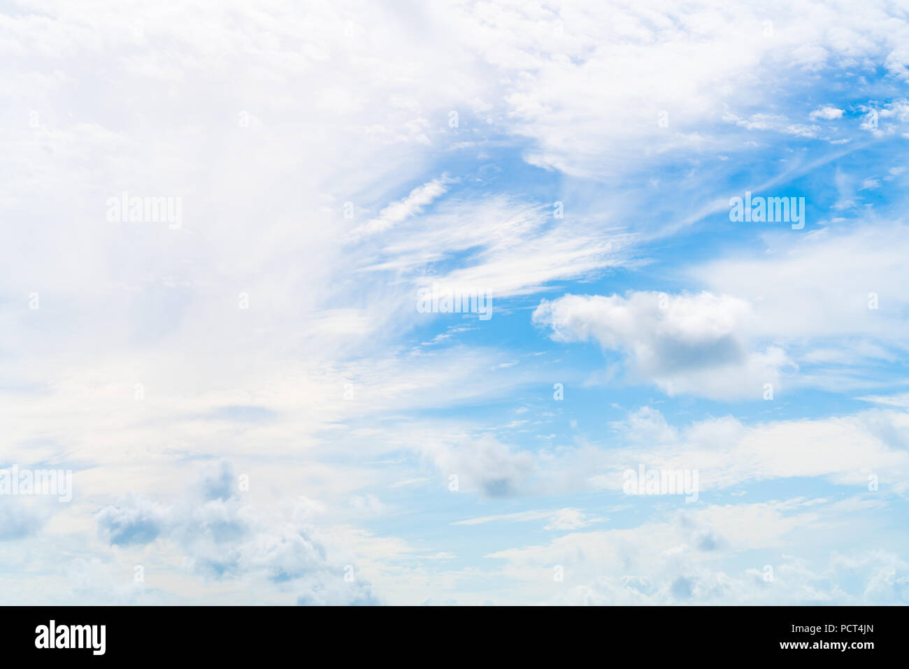 Strahlend blauer Himmel an einem sonnigen Tag mit wenig Wolken, abstrakten Hintergrund. Natur, Flugreisen, Wettervorhersage, cloudscape oder Freiheit Konzept Stockfoto