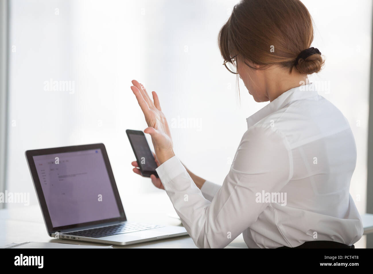 Nervöse Frau Probleme mit dem Smartphone Stockfoto