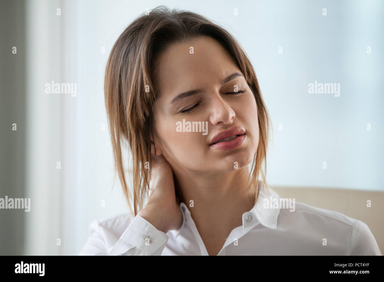 Erschöpft Geschäftsfrau massage Hals leiden unter Muskelschmerzen Stockfoto